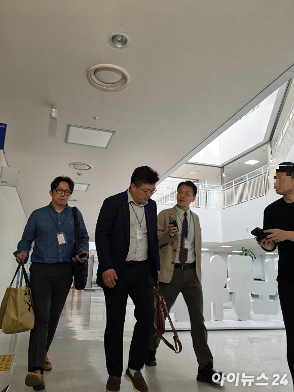 \"サムスン電子側の関係者が入場する様子\"