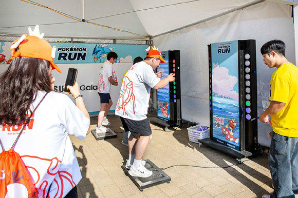 SKテレコムとサムスン電子の共同ブースでイベントを楽しむ参加者