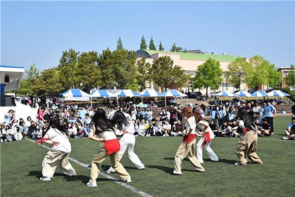 \"全州ビジョン大学の学生が体育大会に参加している\"