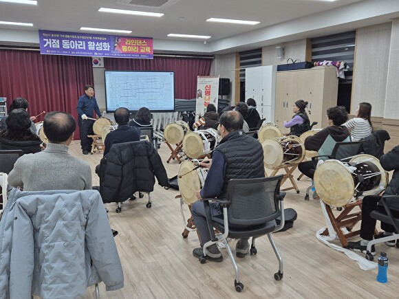 \"ウンポ面で運営されている風物教室の様子\"