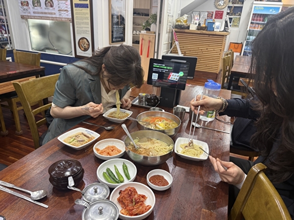 \"専門家審査の様子。