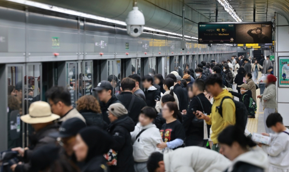 昨年11月30日、ソウル地下鉄光化門駅で列車を待つ市民の様子