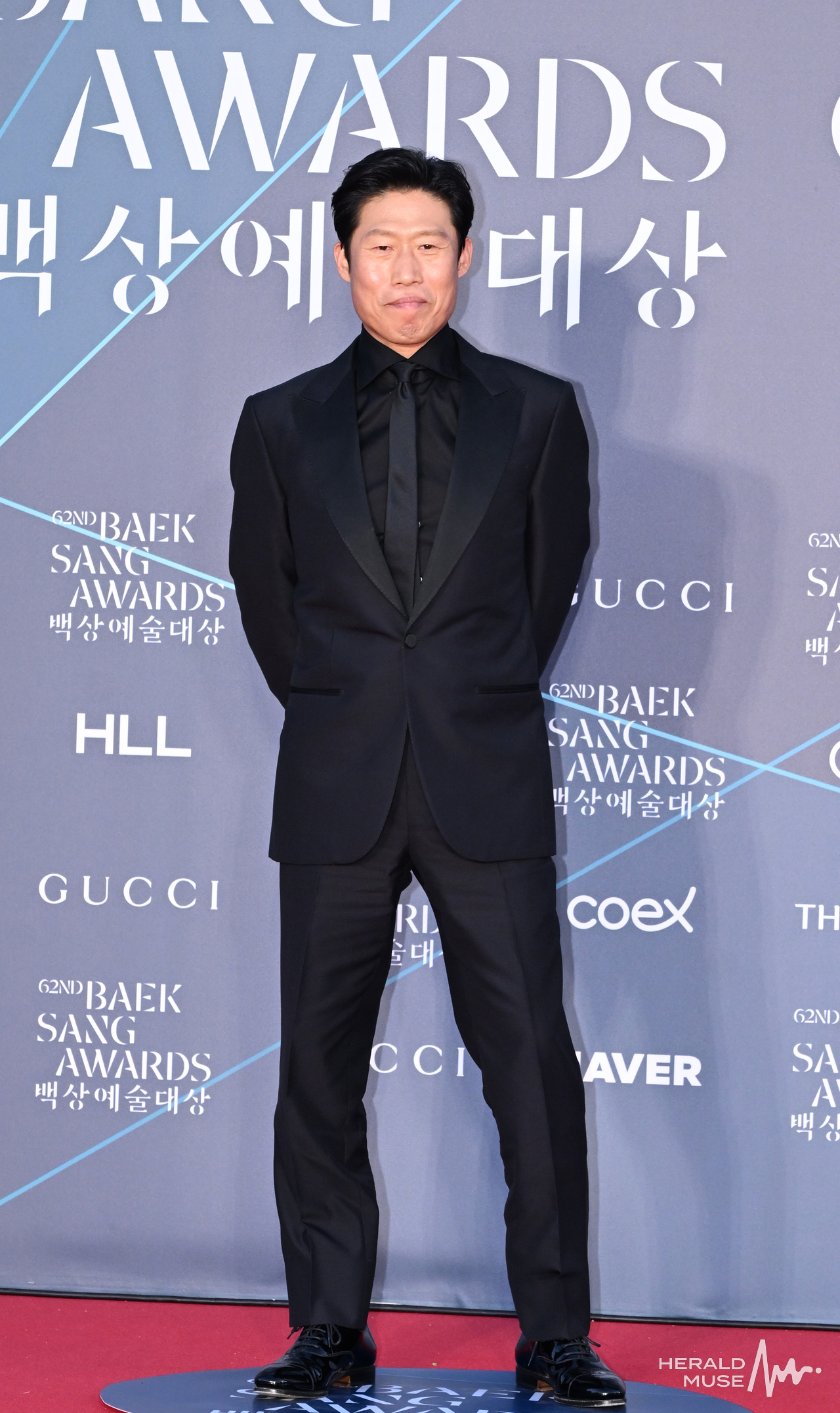 ヘラルドミューズ=ユン・ビョンチャン記者 俳優ユ・ヘジンは8日午後、ソウル・江南区三星洞のコエックスで開かれた第62回百想芸術大賞のレッドカーペットに姿を見せ、ポーズを決めた。