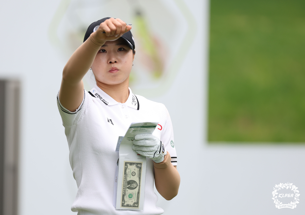 \"風向きを確認するコ・ジウォン。写真提供=KLPGA\"