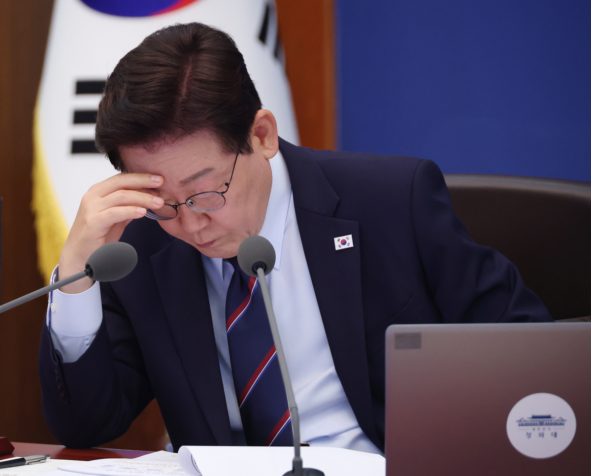 李在明大統領が12日、青瓦台で開かれた国務会議兼非常経済点検会議で資料を見ながら報告を聞いている。2026年5月12日 聯合ニュース