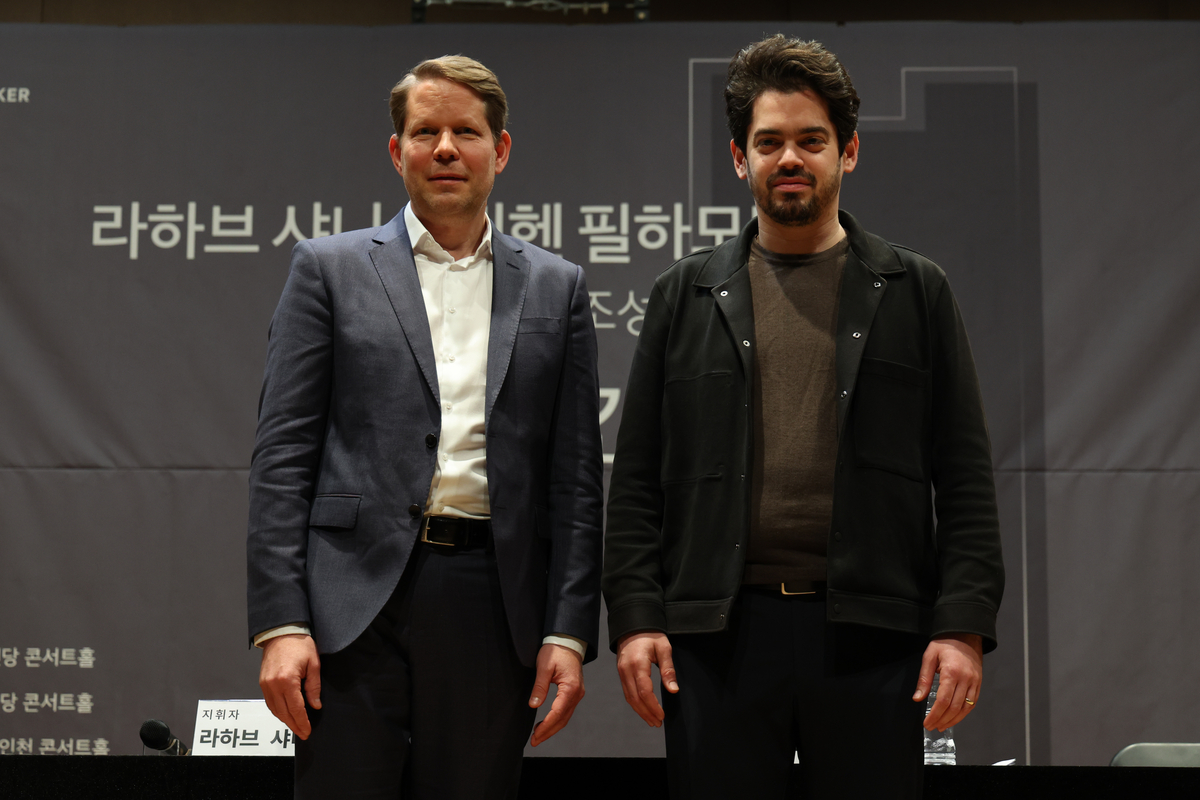 \"ラハブ・シャニ指揮者（右）とフローリアン・ビガント