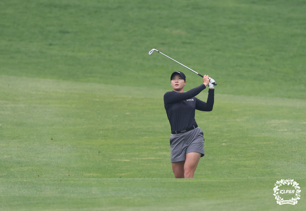 \"アイアンショットを放つキム・ミンソル。写真提供=KLPGA\"