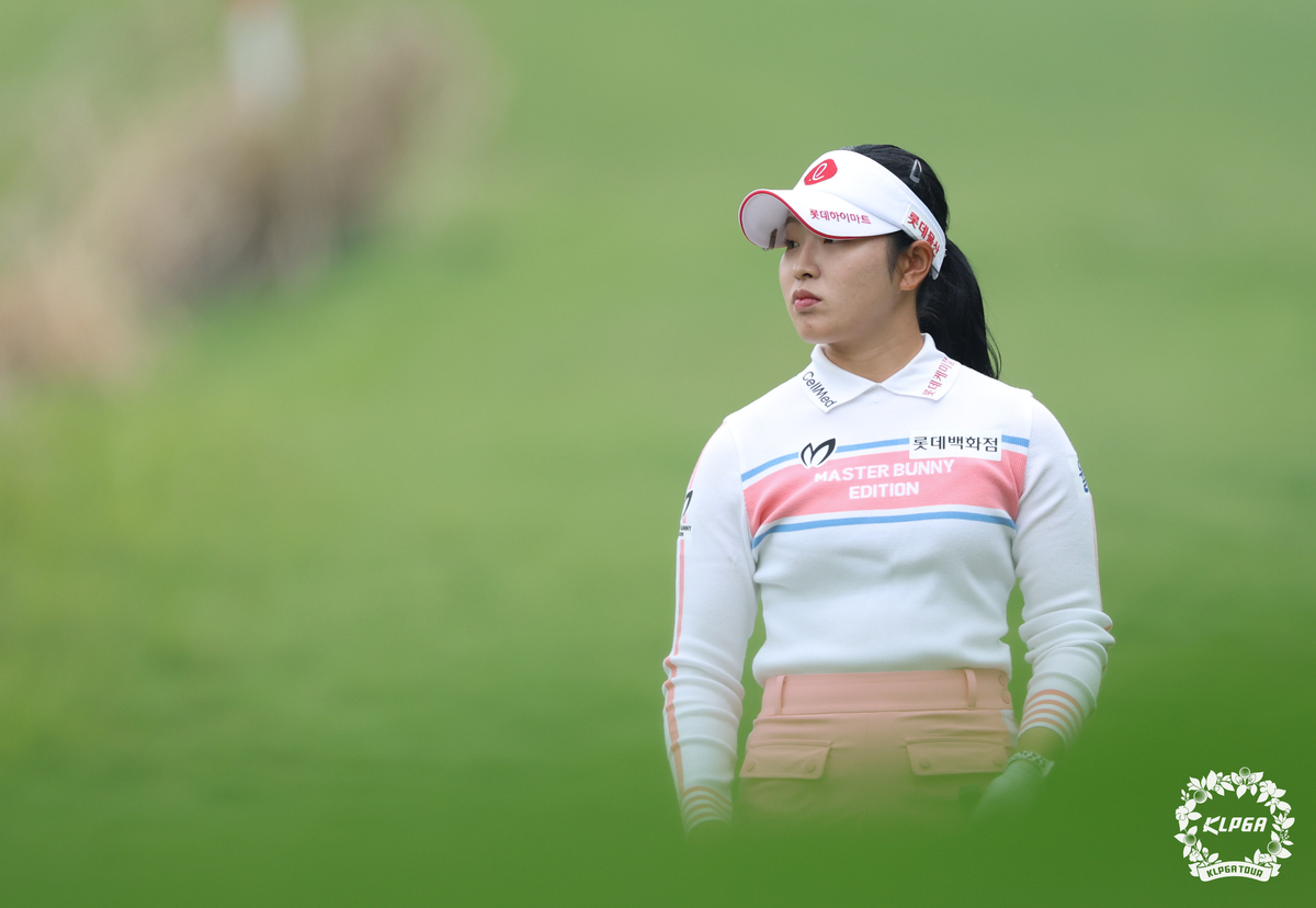 \"パッティングを終え移動するユ・ヒョンジョ。写真提供=KLPGA\"