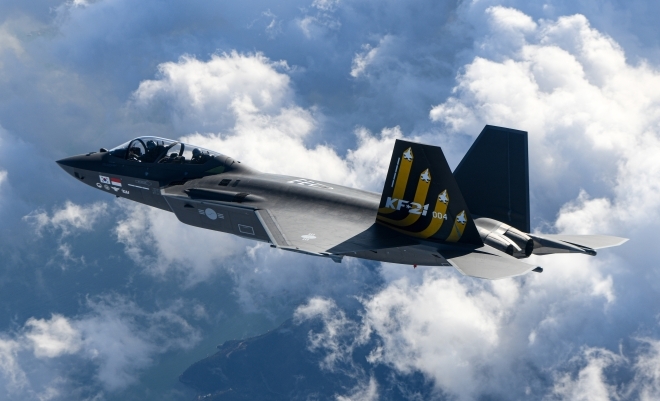 \"KF-21ボラメ量産1号機が出庫後22日で初飛行に成功した。写真提供＝KAI\"