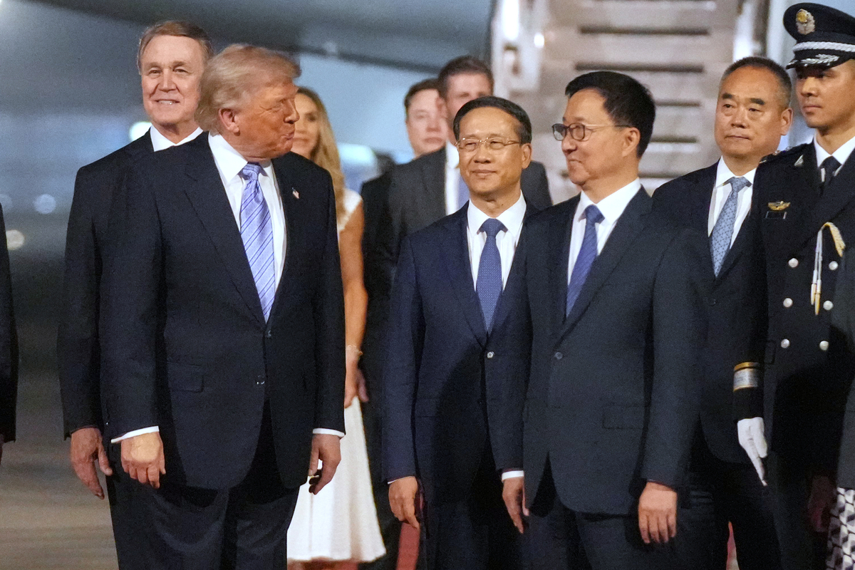 首脳会談のため13日（現地時間）中国に到着したドナルド・トランプ（前列左）米大統領が、韓正（前列右）中国国家副主席の出迎えを受けている。AP・聯合ニュース