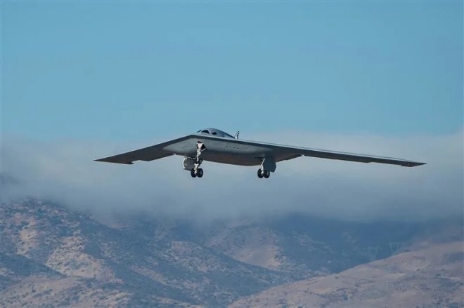 米空軍の次世代ステルス爆撃機B-21「レイダー」が試験飛行を行っている。写真提供＝米空軍
