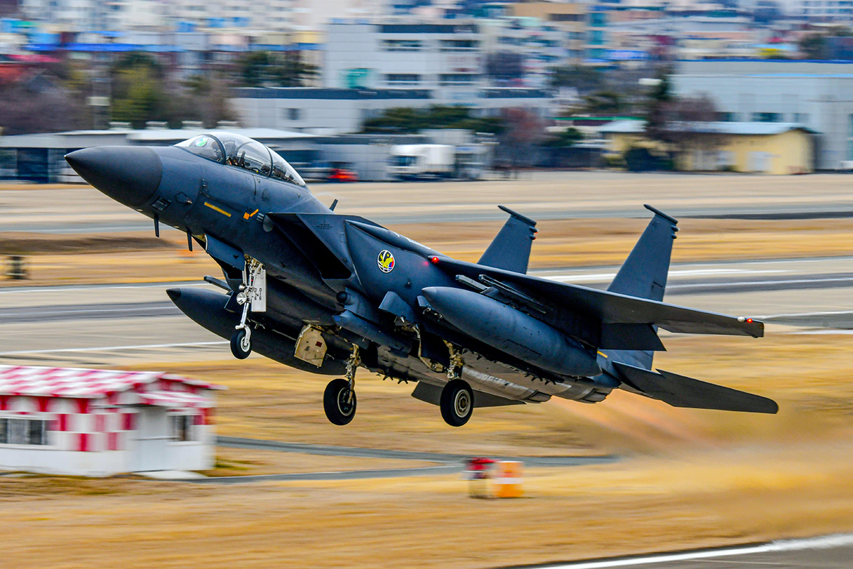 \"F-15Kの離陸\"