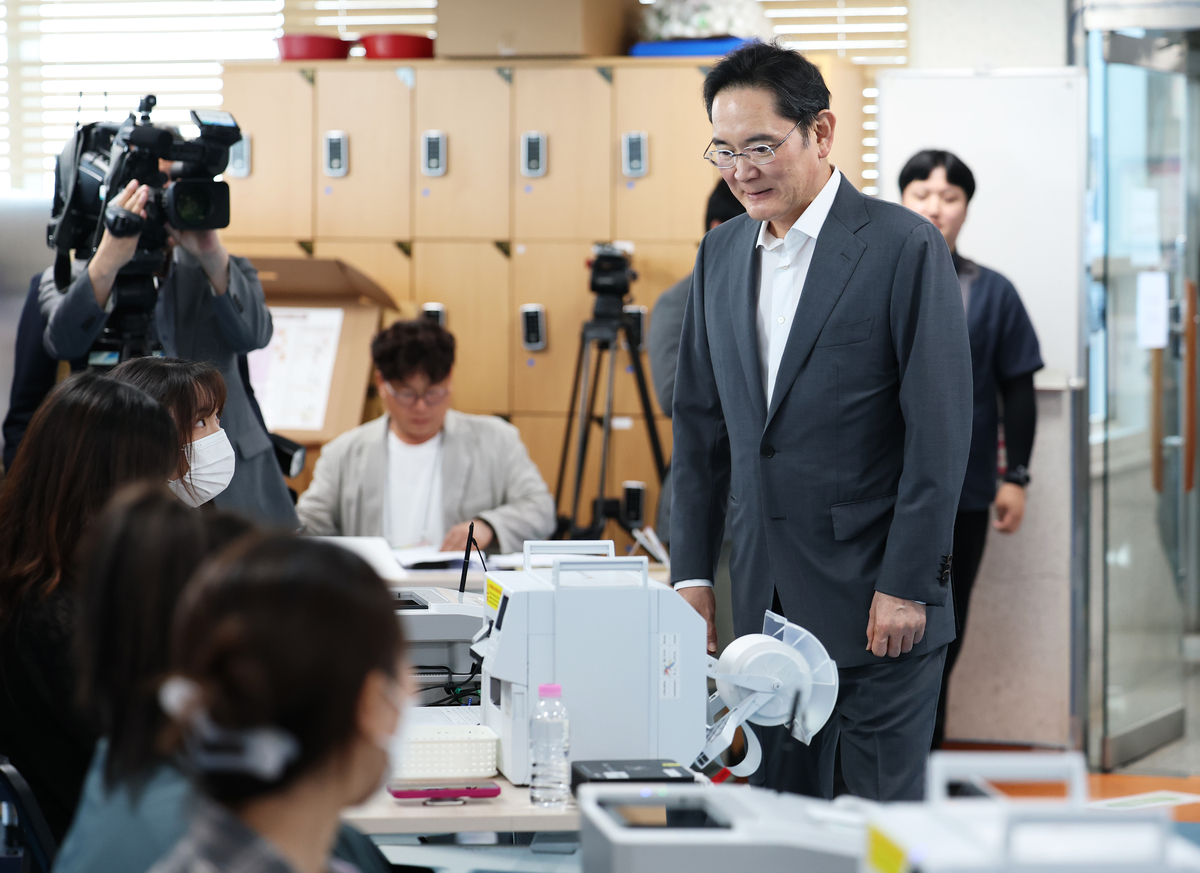(ソウル=ニュース1) オ・デイル記者 = 李在鎔（イ・ジェヨン）サムスン電子会長が第9回全国同時地方選挙の事前投票初日の29日午前、ソウル龍山区ハンナムドン住民センターに設けられた事前投票所で一票を投じている。2026.5.29/ニュース1