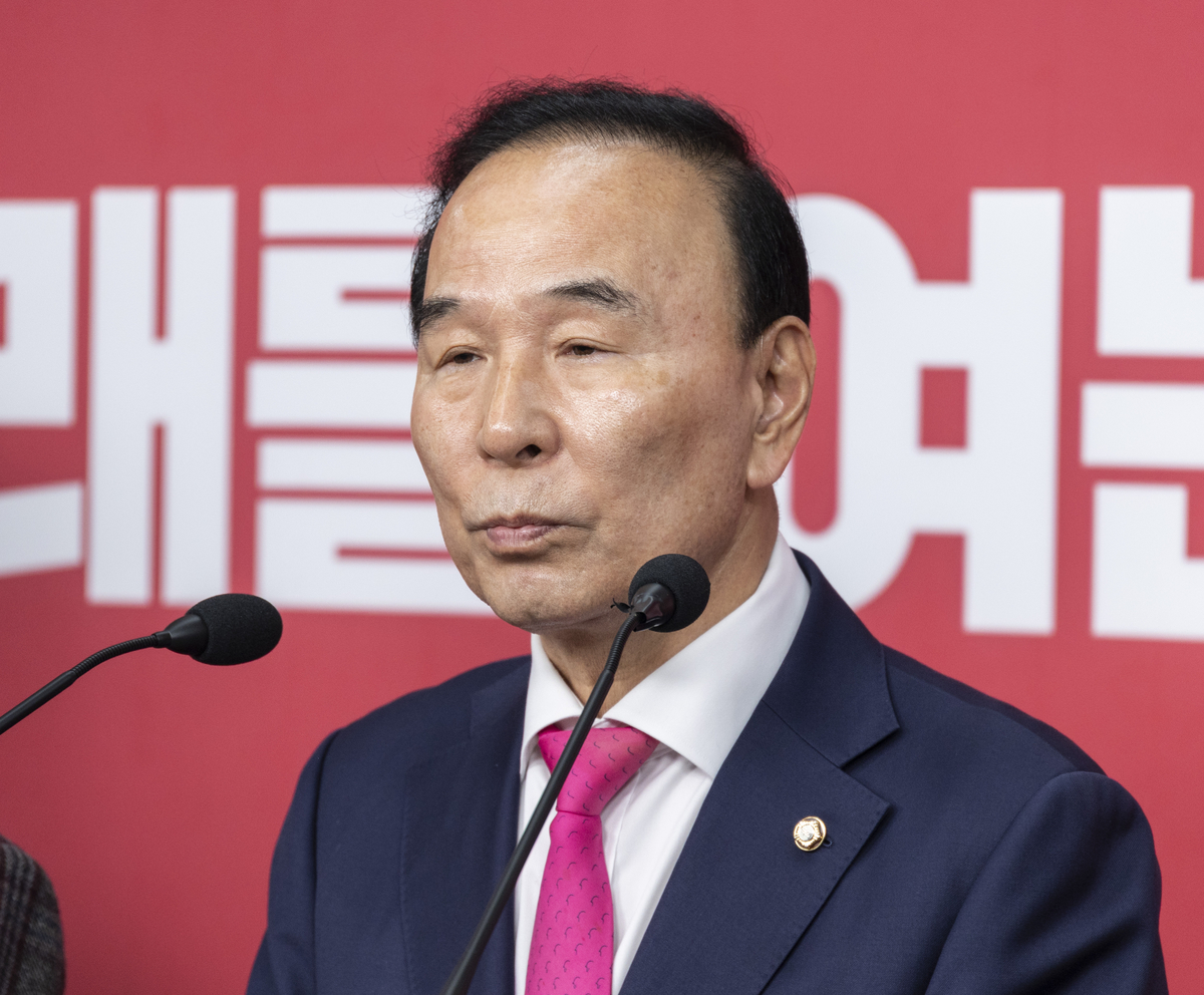 박덕흠 国民の力中央党公薦管理委員長が5日、ソウル・汝矣島の国民の力中央党本部で6・3再補欠選挙（釜山北区甲）の公認結果を発表した後、取材陣の質問に答えている。聯合ニュース
