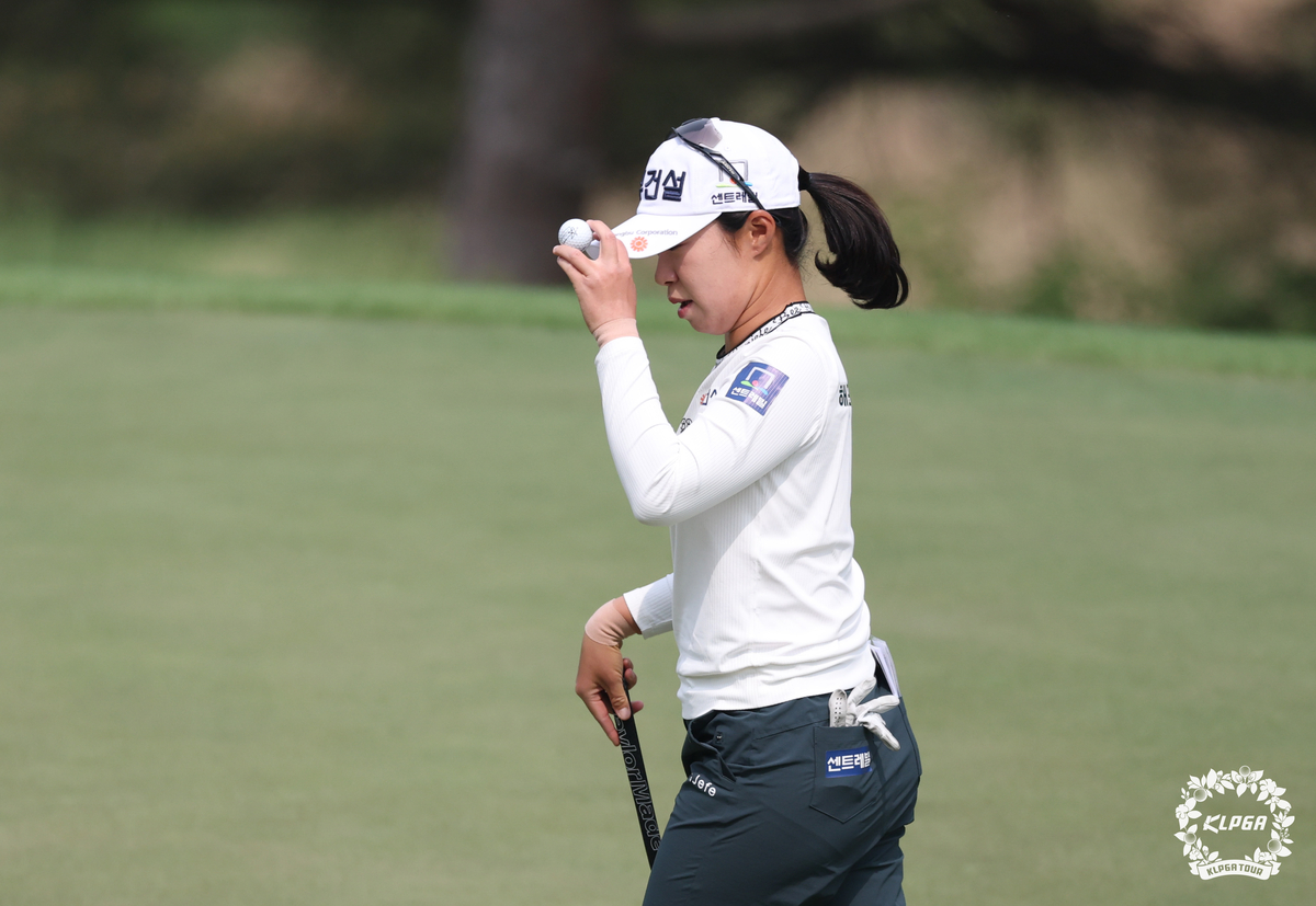 \"パッティング後にギャラリーに挨拶するキム・スジ。写真提供=KLPGA\"