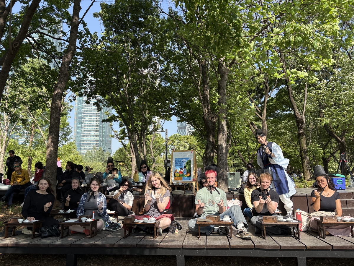 Participants in the \"Seoul Garden Traveler\" program. Photo courtesy of Seoul City