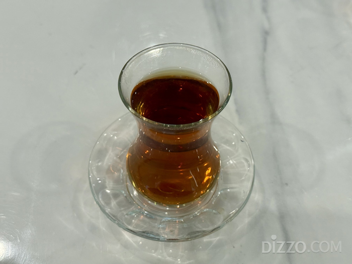 チューリップ型グラスに入ったトルコの伝統紅茶