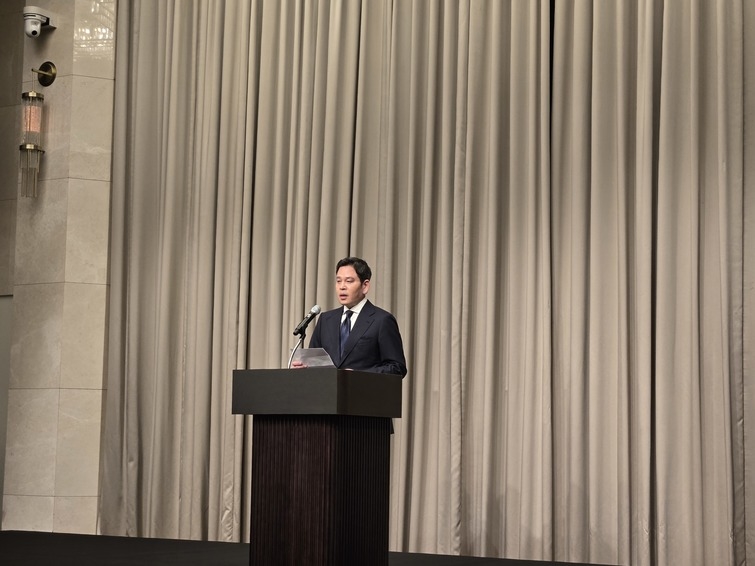 チョン・ヨンジン新世界グループ会長が26日、ソウル・江南の朝鮮パレスホテルで謝罪する様子。（写真=キム・ヒョンジン記者）