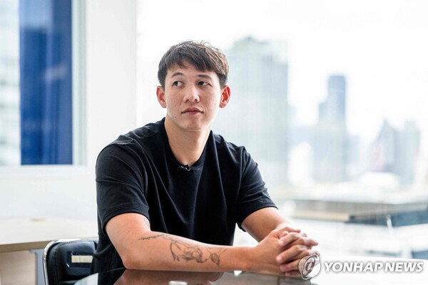 \"最近、幼い頃に実兄から性的暴力を受けたと暴露し波紋を呼んだタイ財閥ビロムパクディ家の4代目、シラヌット・スコット（29）/AFP=聯合ニュース\"