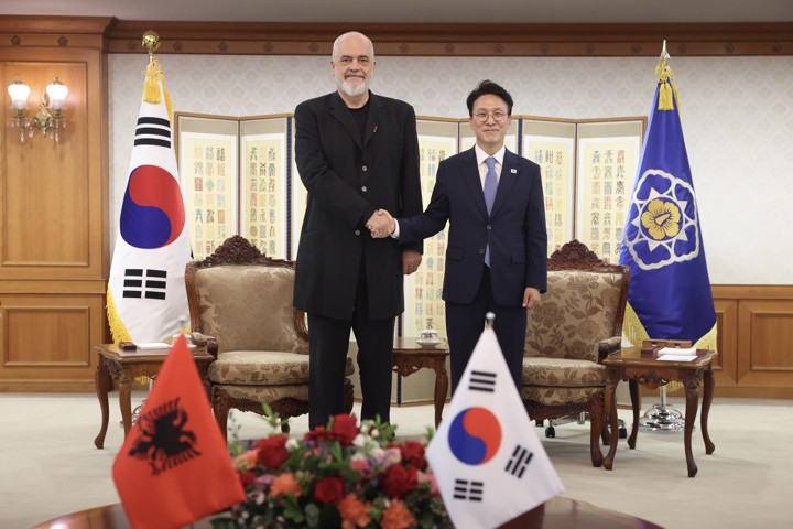 アルバニア首相と面会するキム・ミンソク国務総理