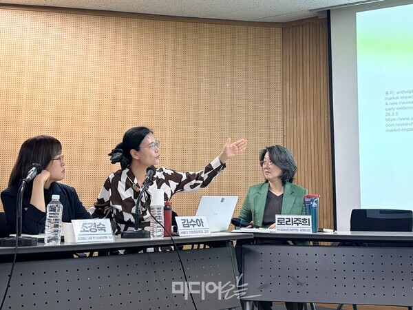 ▲キム・スア ソウル大学メディア情報学科教授（中央）が韓国女性団体連合主催のラウンドテーブルで発表している様子。写真＝チョン・ミンギョン記者。