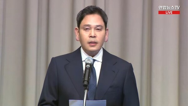 ▲チョン・ヨンジン新世界グループ会長が26日、5.18タンクデー行事の謝罪記者会見を行っている。写真-聯合ニュースTV映像キャプチャ