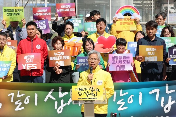 ▲クォン・ヨングク正義党代表が2026年4月8日、ソウル龍山駅広場で記者会見を開き、2026年ソウル市長選への出馬を正式に表明している。写真＝正義党