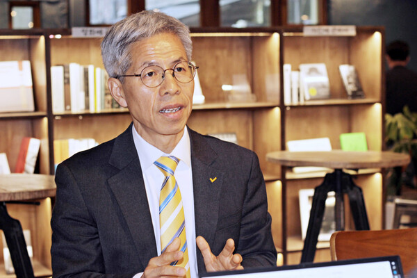 ▲6·3地方選で正義党のソウル市長候補となったクォン・ヨングク正義党代表が先月30日、ソウル中区のあるカフェでメディア今日とインタビューしている。写真＝メディア今日