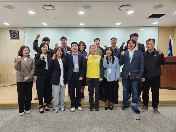 ▲2026年4月28日、クォン・ヨングク正義党ソウル市長候補とTBSの労使が懇談会を終え、記念写真を撮りながら掛け声を上げている。写真＝正義党