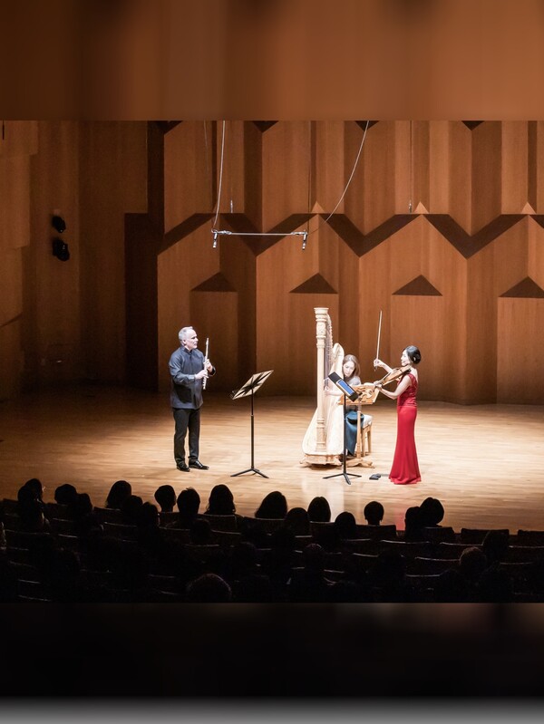 \"第21回ソウルスプリング室内楽祭初日の開幕公演でドビュッシーのフルート、ヴィオラ、ハープのためのソナタ、L.137を演奏しているフルート奏者マティエ・デュプール（左）と台湾系ヴィオリスト