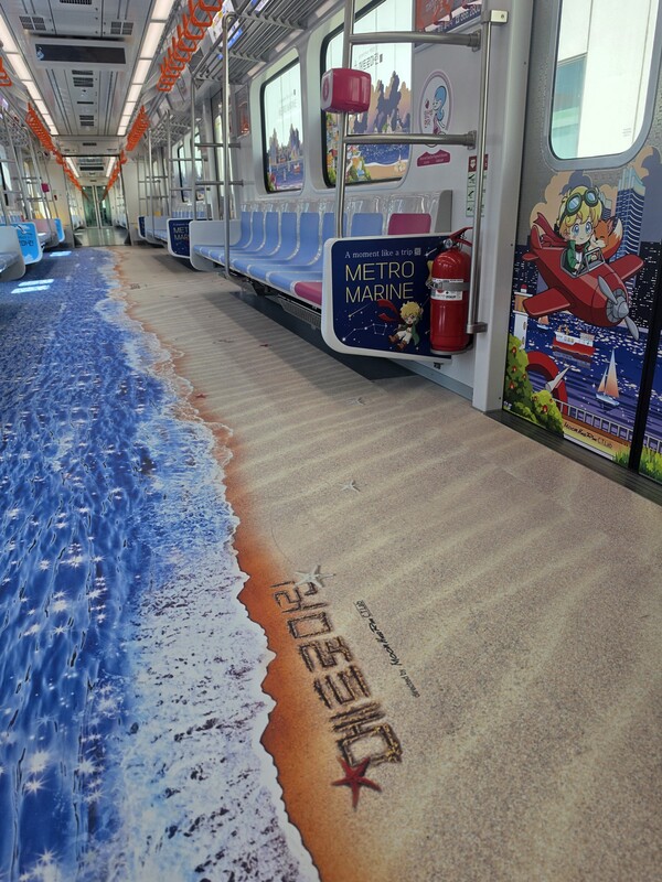 釜山都市鉄道1号線と2号線の車内に「ユンスル」をテーマに、釜山の海や主要観光名所で彩ったテーマ列車「メトロマリン」 / 写真=釜山交通公社提供