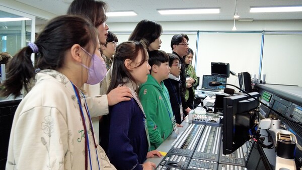 昨年に行われた放送職業体験の現場の様子 / 写真=釜山施設公団提供
