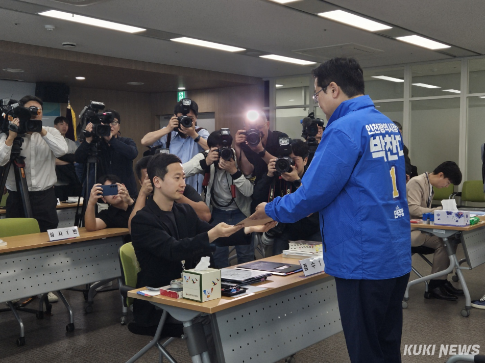 パク・チャンデ氏（共に民主党、仁川市長候補）が14日、仁川市ミチュホル区の仁川市選挙管理委員会で6·3地方選の候補者登録を行っている。イ・ウンソ記者