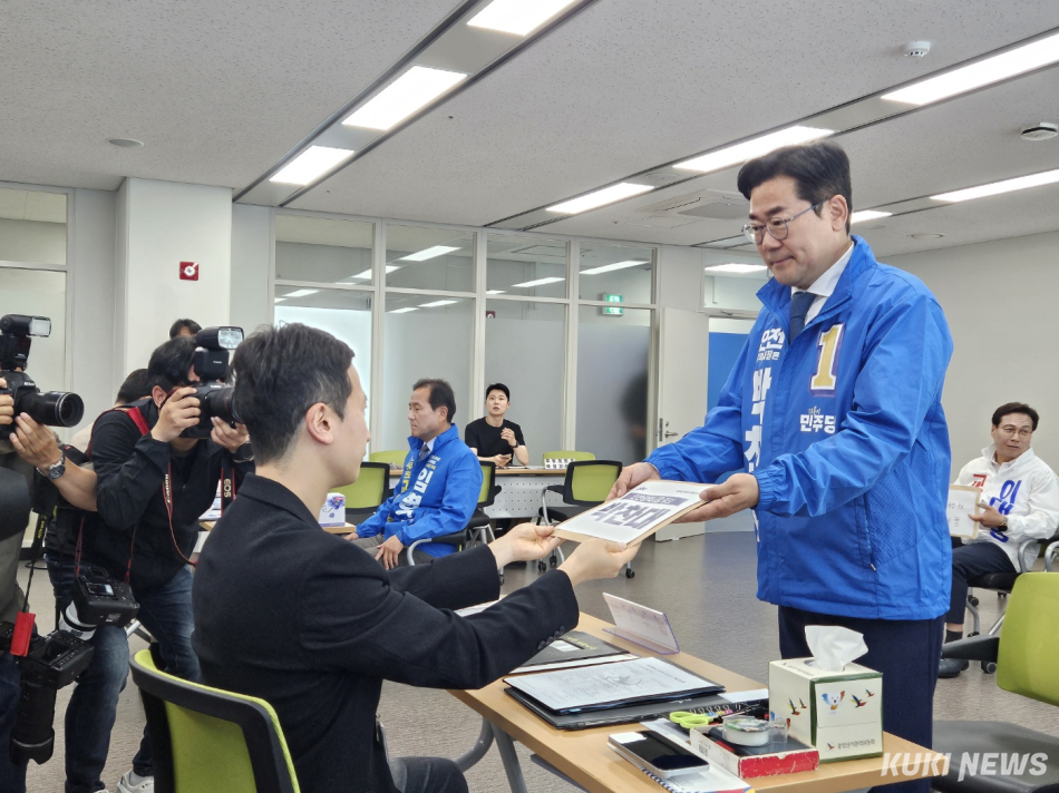 パク・チャンデ氏（共に民主党、仁川市長候補）が14日、仁川市ミチュホル区の仁川市選挙管理委員会で6·3地方選の候補者登録を行っている。イ・ウンソ記者