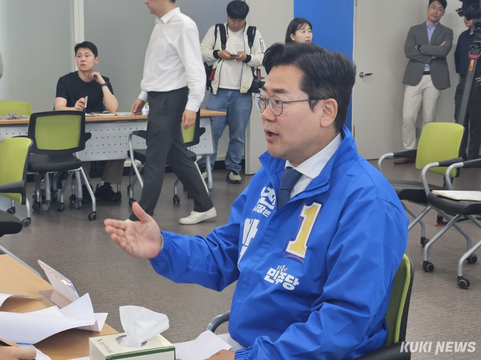 パク・チャンデ氏（共に民主党、仁川市長候補）が14日、仁川市ミチュホル区の仁川市選挙管理委員会で6·3地方選の候補者登録を行っている。イ・ウンソ記者