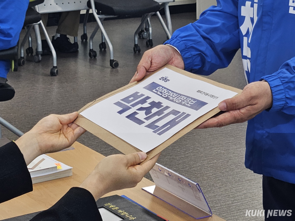 パク・チャンデ氏（共に民主党、仁川市長候補）が14日、仁川市ミチュホル区の仁川市選挙管理委員会で6·3地方選の候補者登録を行っている。イ・ウンソ記者