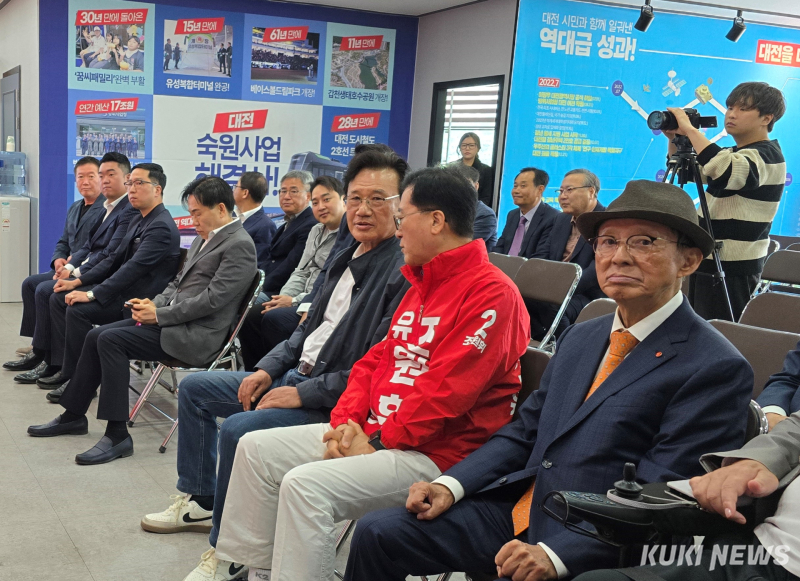 1日、イ・ジャンウ大田市長予備候補の選対発足式前。チョン・サンチョル前忠南大学総長とチョ・ウォンフィ・ユソング区長予備候補が談笑し、イ・ヤンヒ3・8民主義記念会会長（元国会議員）が出席している。写真＝ミョン・ジョンサム記者