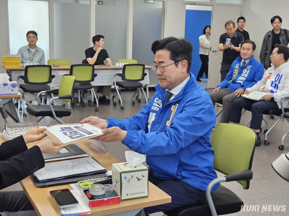 パク・チャンデ氏（共に民主党、仁川市長候補）が14日、仁川市ミチュホル区の仁川市選挙管理委員会で6·3地方選の候補者登録を行っている。イ・ウンソ記者