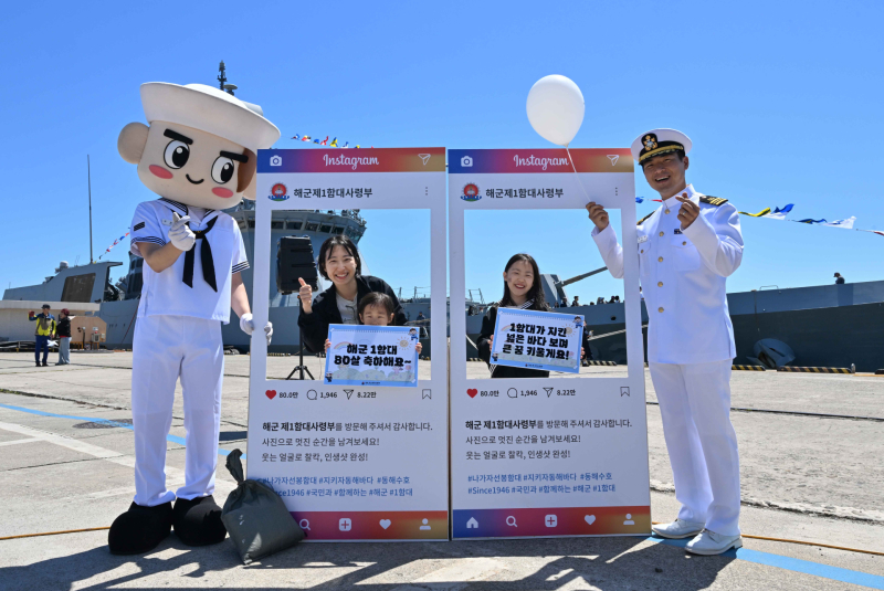 5日、海軍第1艦隊の軍港で開かれたこどもの日部隊公開行事で、子どもたちが艦艇見学や軍の体験プログラムを楽しみ、記念撮影をしている。 (写真=海軍第1艦隊)\