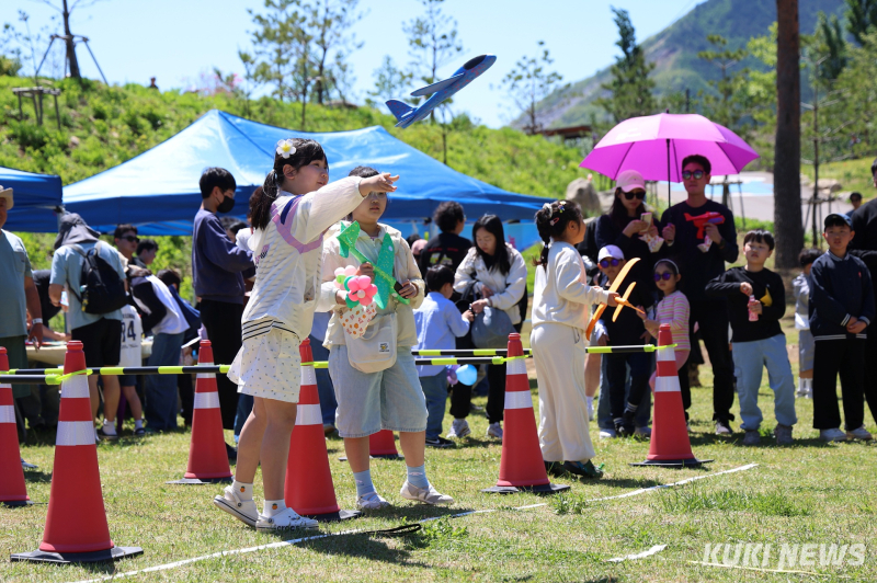 5日、무릉별유천지で開かれた『종이비행기 페스티벌』で、子どもたちが紙飛行機を飛ばして体験プログラムに参加している。 (写真=東海市)\