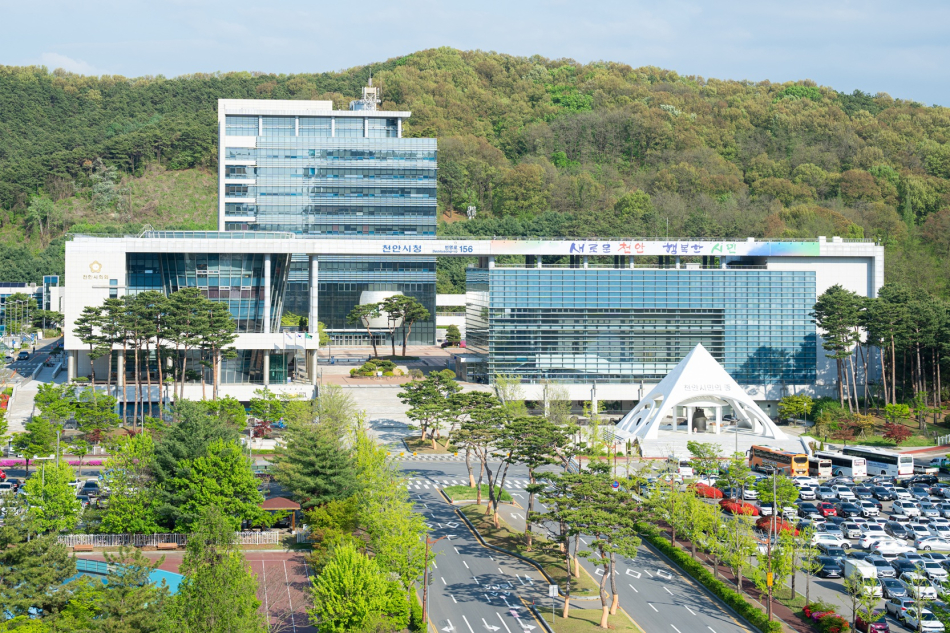 天安市庁舎の全景。