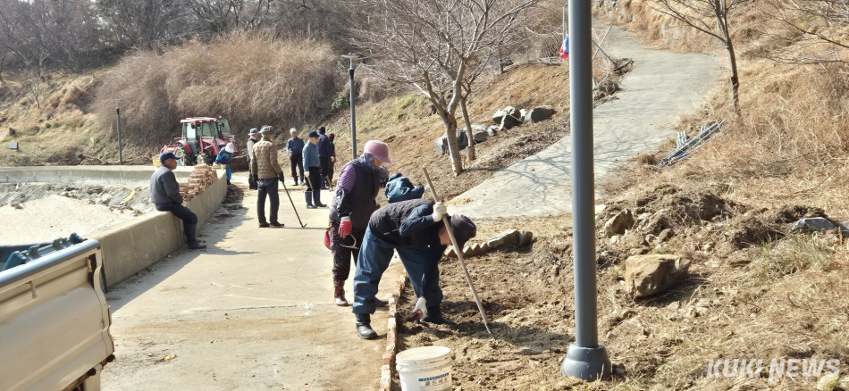\"고대도住民たちによる花道造成の様子。섬ビエンナーレ組織委員会提供\"