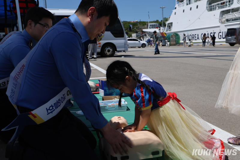 5日、동해해양경찰서 전용부두で開かれたこどもの日体験行事で、子どもたちが警備艦艇を見て回り、心肺蘇生のプログラムに参加している。5日、동해해양경찰서 전용부두で開かれたこどもの日体験行事で、子どもたちが警備艦艇を見て回り、心肺蘇生のプログラムに参加している。 (写真=동해海洋警察署)\