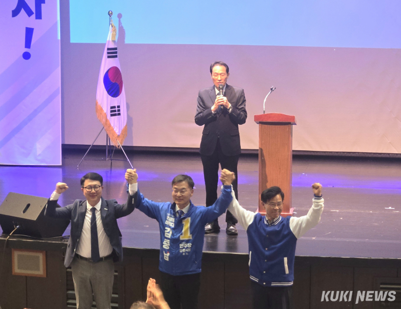 김중남 강릉市長候補をはじめとする、共に民主党の강릉地域の6月3日地方選出馬者たちは2日、강릉단오제전수교육관で우상호道知事候補ら中央の政治家や俳優이기영ら著名人、党員・市民ら約300人が参加する中、강릉大転換の選挙対策本部出陣式を行い、本格的な選挙体制に入った。 전인수