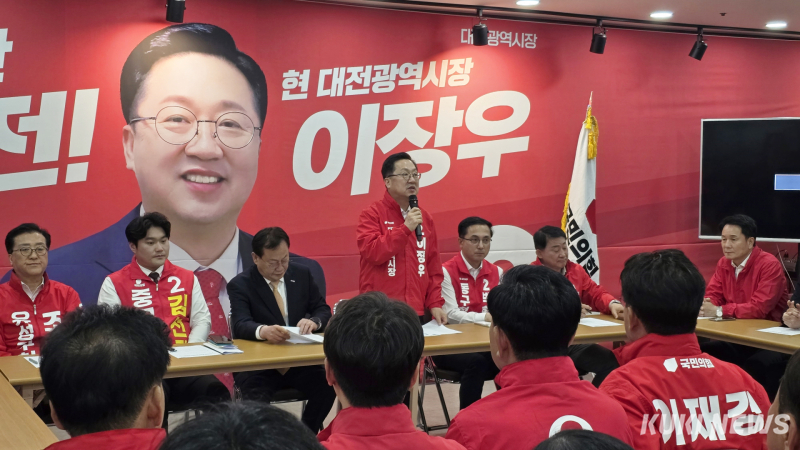 イ・ジャンウ大田市長予備候補が4日、炭坊洞の「더 위대한 대전」選挙事務所で区長予備候補や市・区議員予備候補を前に、国民の力が一致団結すれば全員で勝利できると励ましている。写真＝ミョン・ジョンサム記者&nbsp;