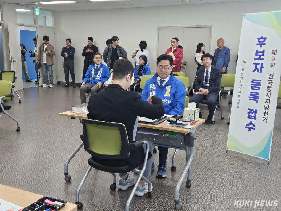 パク・チャンデ氏（共に民主党、仁川市長候補）が14日、仁川市ミチュホル区の仁川市選挙管理委員会で6·3地方選の候補者登録を行っている。イ・ウンソ記者