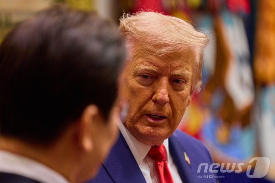 \"ドナルド・トランプ米大統領が近時、利益相反の疑念を招くほど大規模な証券取引を行い、報道の注目を集めている。政策面で政府と関係する企業の株式を大量に売買したり、これら企業のトップを訪中日程などの敏感な政治イベントに同行させる便宜を図っている。写真はイ・ジェミョン大統領の政権下で来韓したトランプ大統領の姿を、同氏が自身のSNSに投稿したものだ。