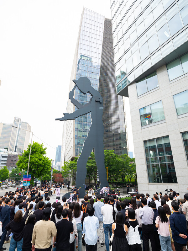 セファ美術館の「ソウルサウンドピクニック」が19日、光化門の興国生命ビル前ハンマリングマン文化広場で開かれた。国楽クロスオーバーの19日の公演の様子。[セファ美術館提供]