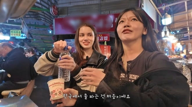 \"YouTubeの「カイン」が広蔵市場で食事をしている。カイン映像キャプチャ\"