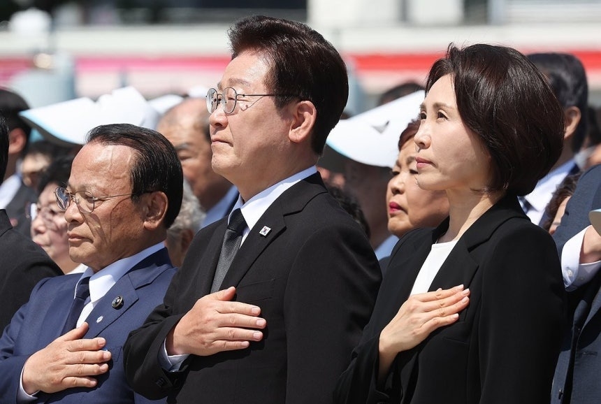 イ・ジェミョン大統領とキム・ヘギョン夫人が18日、光州5·18民主広場で開かれた第46回5·18民主化運動記念式で国民の礼をしている。聯合ニュース